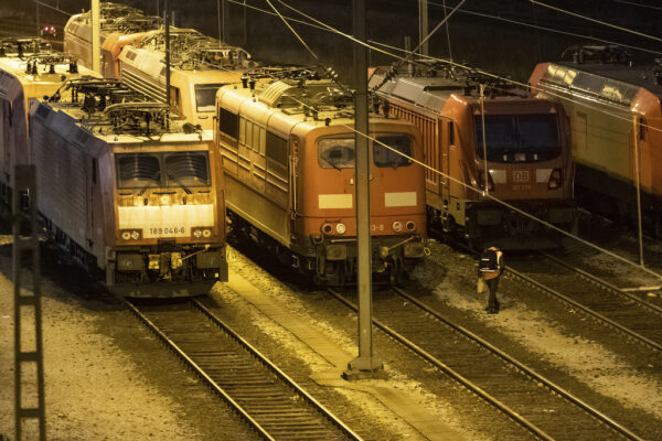 Treni merci in stazione in una foto d'archivio. A Verona un ragazzo è morto folgorato dopo essere salito sul tetto di un convoglio e aver toccato un cavo