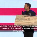 Usa, Musk consegna assegni da 1 milione a 2 elettori