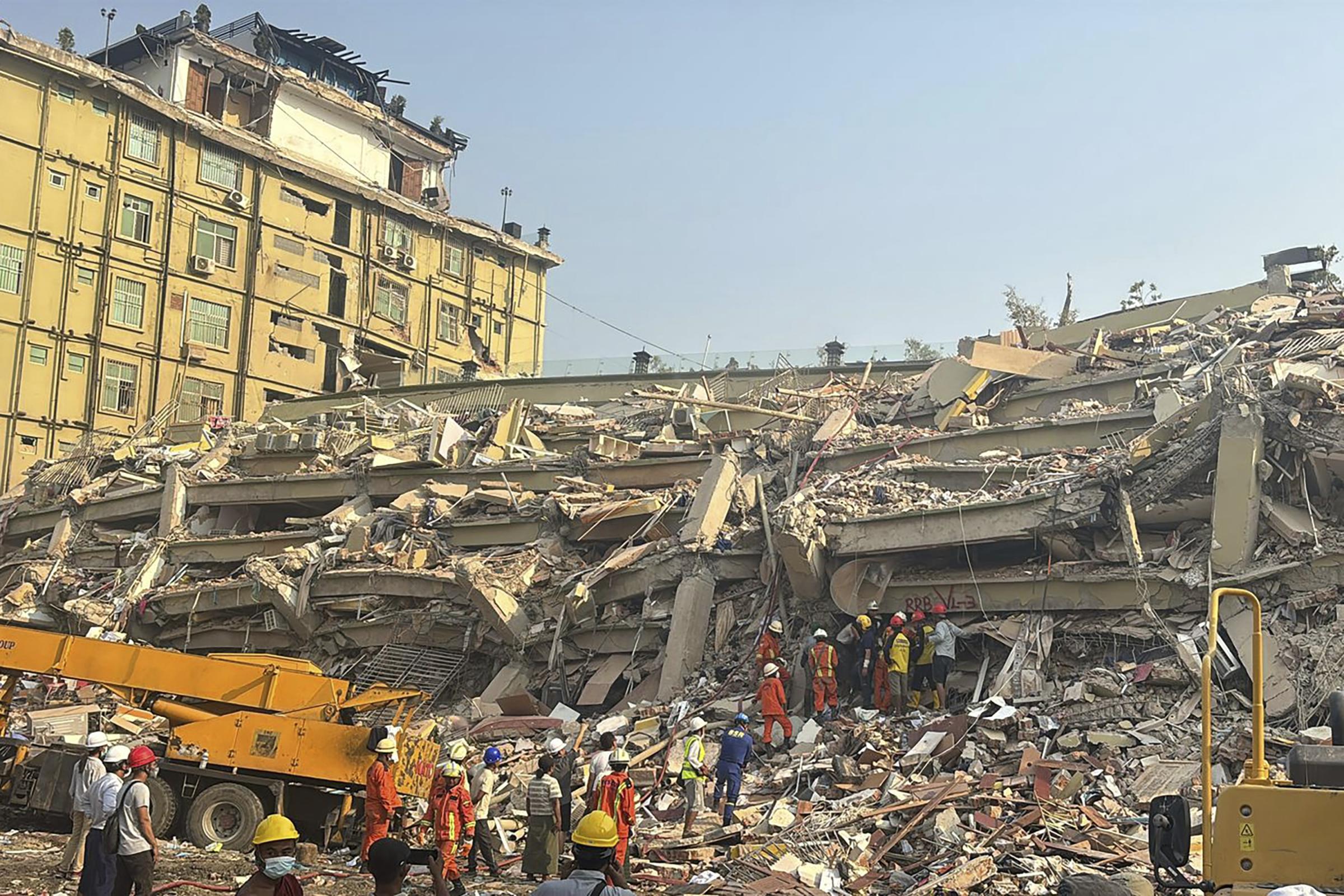 Terremoto Myanmar, donna estratta viva dopo 60 ore sotto macerie