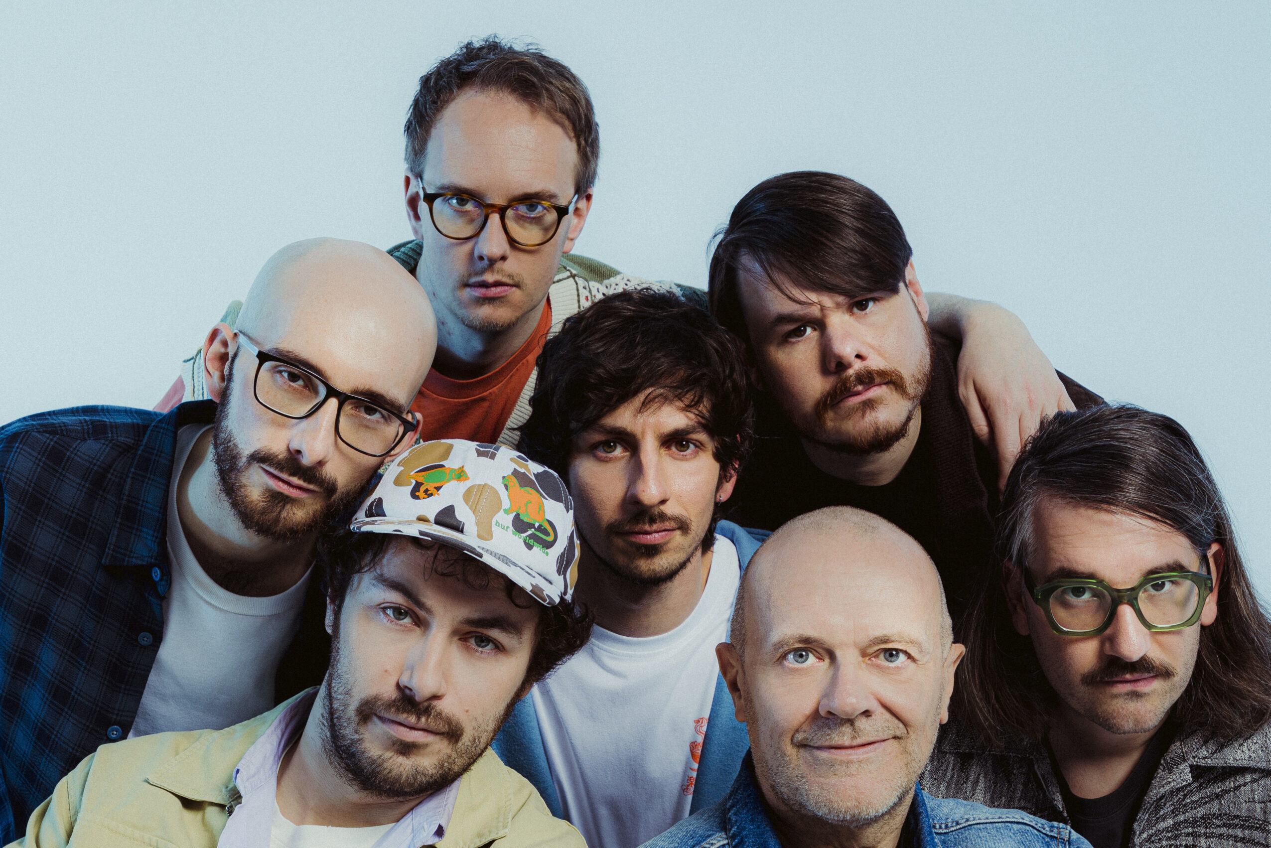 Pinguini Tattici Nucleari, l’11 aprile esce il singolo ‘Bottiglie Vuote’ con Max Pezzali