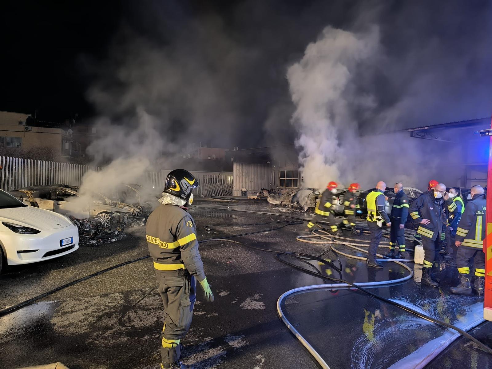 Roma, incendio in concessionaria Tesla: 16 auto in fiamme