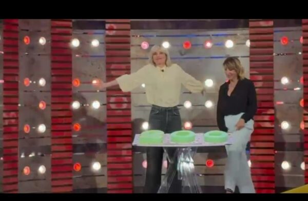 Tv, torta a sorpresa per le 200 puntate di ‘Da noi… a ruota libera’