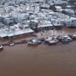Grecia, inondazioni a Paros e Mykonos: le auto trascinate dalla forza dell’acqua