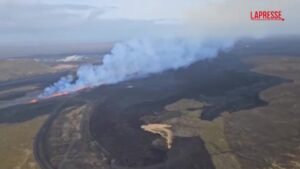 Islanda, erutta vulcano vicino a Grindavik: le immagini dall’altro