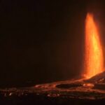 Hawaii, l’eruzione del vulcano Kilauea illumina la notte