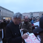 Maurizio Cattelan, flash mob in piazza Duomo a Milano