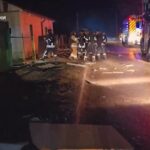 Ucraina, tre bambini feriti in un raid russo su Kharkiv: i vigili del fuoco alle prese con un grosso incendio