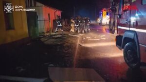Ucraina, tre bambini feriti in un raid russo su Kharkiv: i vigili del fuoco alle prese con un grosso incendio
