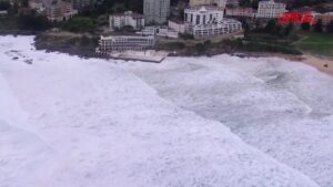 Australia, gigantesca mareggiata a Sydney: onde alte 5,5 metri