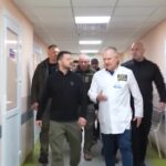 Ucraina, Zelensky visita ospedale militare a Dnipro: selfie e premi di Stato ai soldati feriti