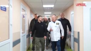 Ucraina, Zelensky visita ospedale militare a Dnipro: selfie e premi di Stato ai soldati feriti