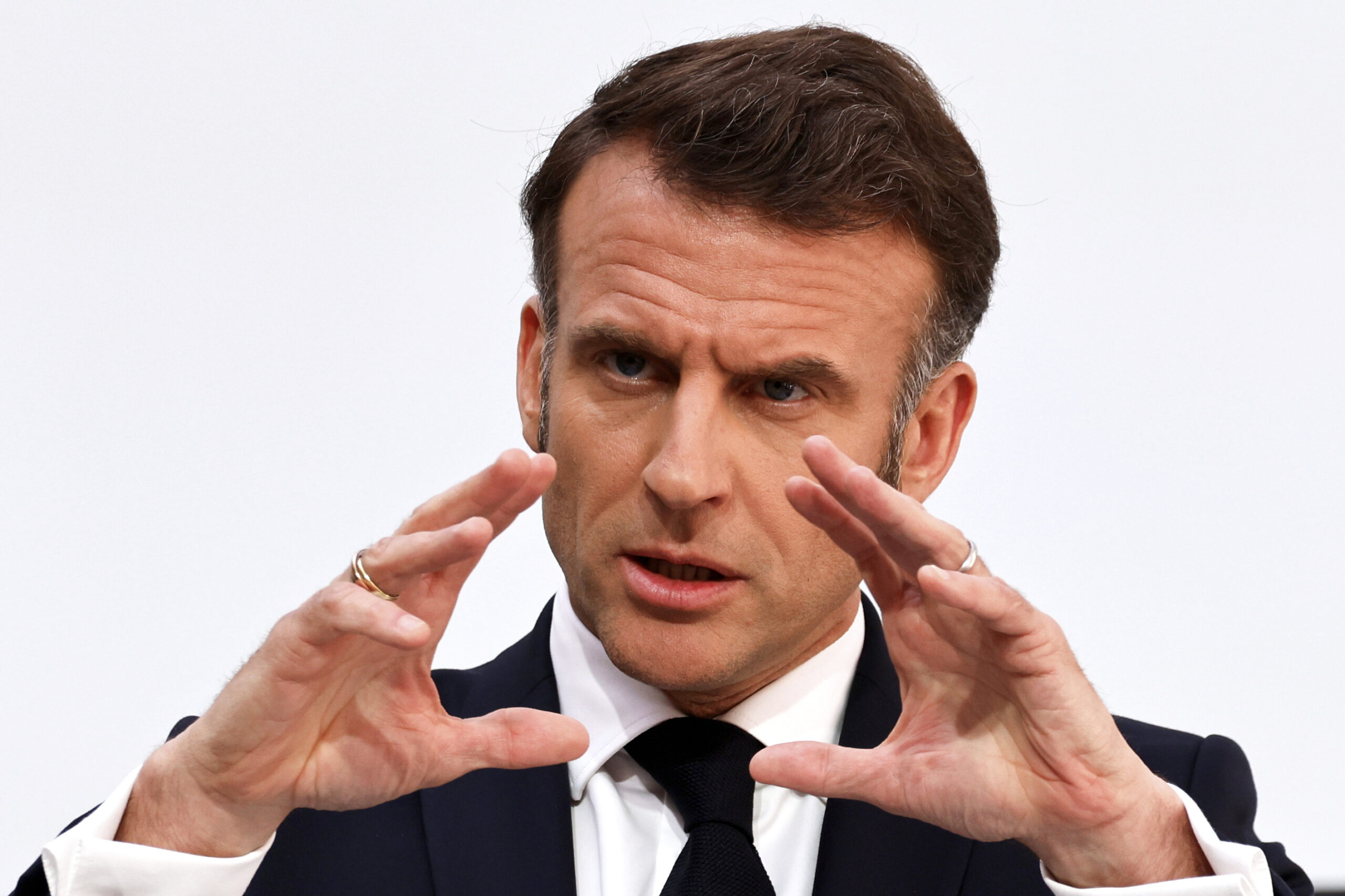 Marine Le Pen condannata, Macron: “Minacce a giudici intollerabili”