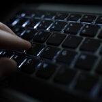 Sfruttamento sessuale di minori online, ‘Wikipedo’ e ‘KidFlix’: l’enciclopedia e lo streaming dedicati al mondo della pedopornografia