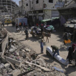 Gaza, almeno 100 morti in attacchi Israele sulla Striscia: tra di loro 27 rifugiati in una scuola