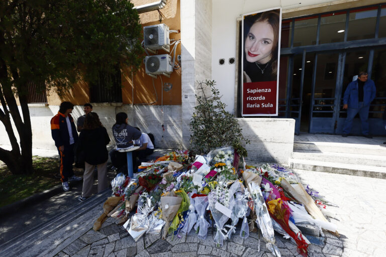 ILARIA SULA - Fiori davanti all'Università Sapienza di Roma per Ilaria Sula, la studentessa di 22 anni uccisa dall'ex fidanzato Mark Samson