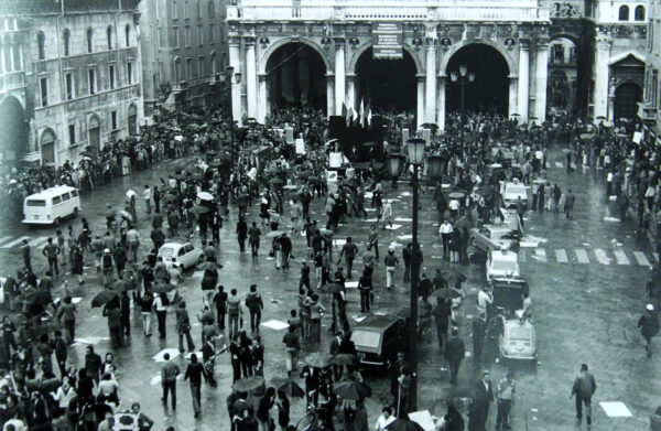 La strage di Piazza della Loggia a Brescia, per la quale è stato condannato Marco Toffaloni come esecutore materiale