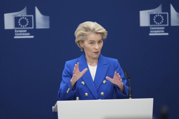 Dazi, Von der Leyen: “Ue pronta a negoziare ma prepariamo contromisure”. Macron: “Trump brutale”