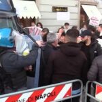 Napoli, manifestanti contro dl Sicurezza scaricano letame sotto la Prefettura: tensione con la polizia