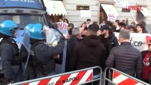 Napoli, manifestanti contro dl Sicurezza scaricano letame sotto la Prefettura: tensione con la polizia