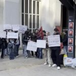 Milano, protesta studenti contro il riarmo: incendiata bandiera Ue