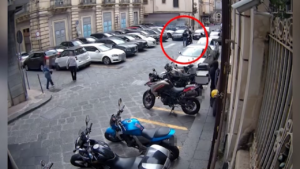 Catania: senza casco non si ferma ad alt di un poliziotto e lo investe con la sua moto, arrestato 25enne
