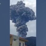 Indonesia, erutta il Monte Merapi: si alza un’imponente colonna di fumo