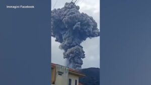 Indonesia, erutta il Monte Merapi: si alza un’imponente colonna di fumo