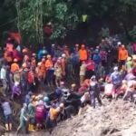 Frana in Indonesia, strade coperte di fango e alberi sradicati