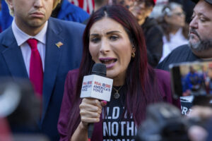 Usa, complottista Loomer convince Trump a licenziare membri del Consiglio di Sicurezza: “Non sono leali”