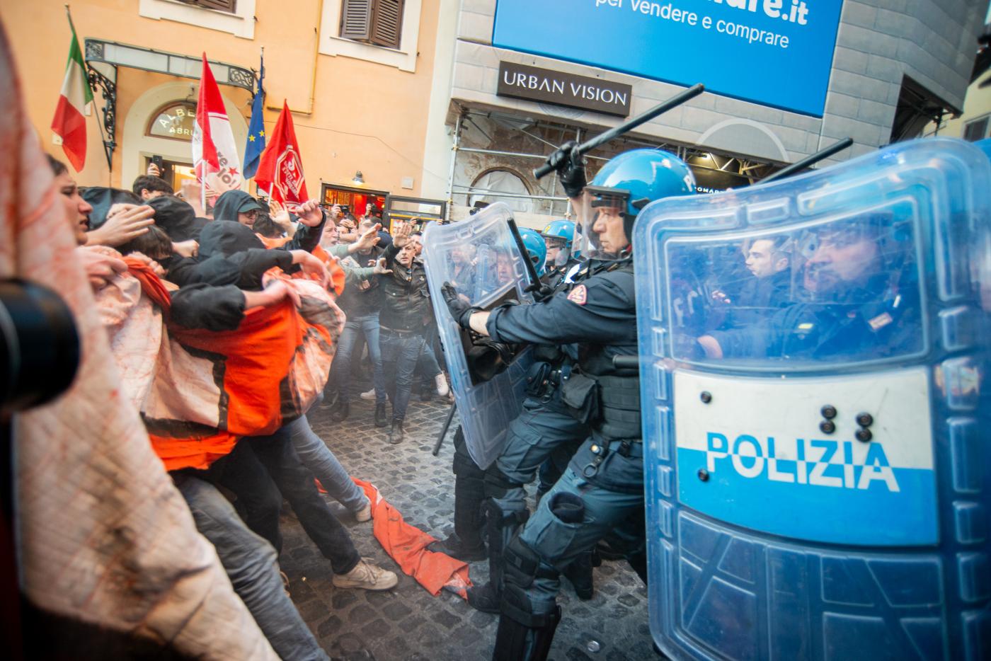 Dl sicurezza, scontri al sit-in a Roma. Cariche delle forze dell’ordine Dl sicurezza, scontri al sit-in a Roma. Cariche delle forze dell’ordine
