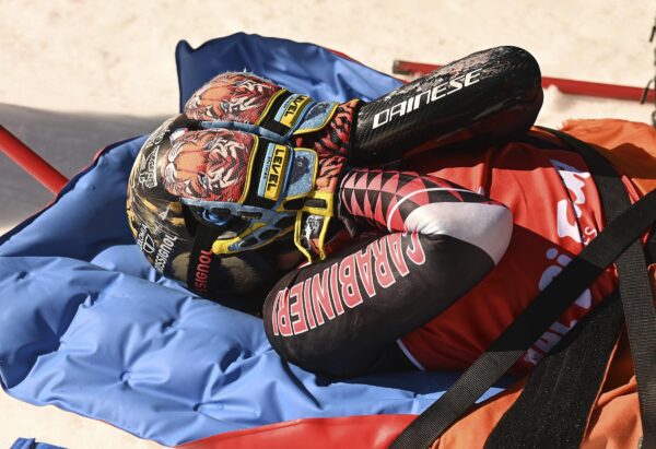Federica Brignone in barella dopo l'infortunio agli assoluti di sci in Val di Fassa