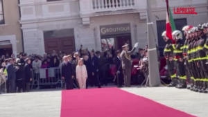 L’Aquila, l’arrivo di Giorgia Meloni alla cerimonia di giuramento dei Vigili del Fuoco