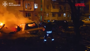 Ucraina, droni russi su Kharkiv: in fiamme auto ed edifici