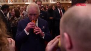 Regno Unito, show di Re Carlo: suona un flauto a forma di carota