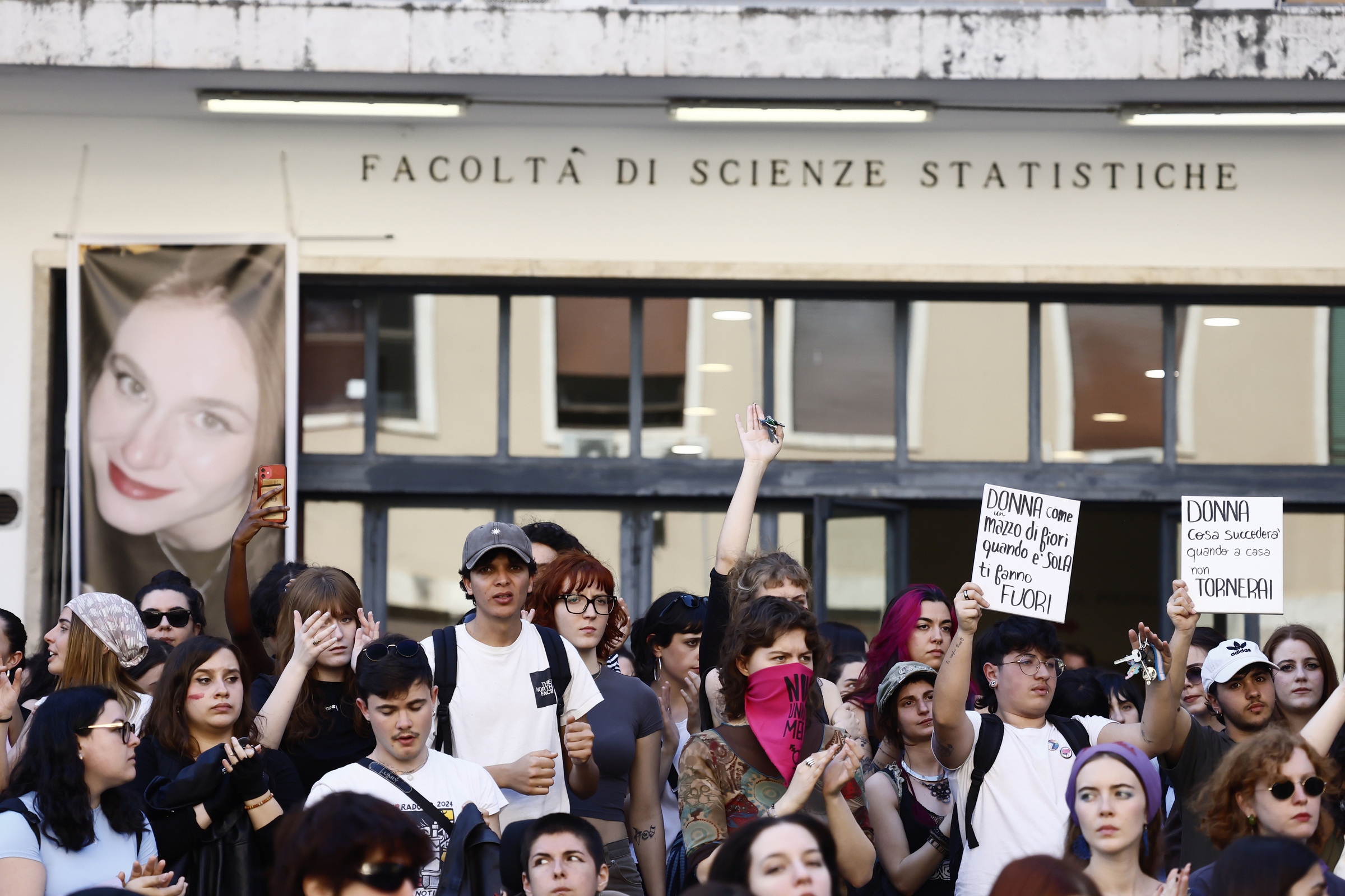 Femminicidio Ilaria Sula, sui social della 22enne falsi post per depistare chi la cercava