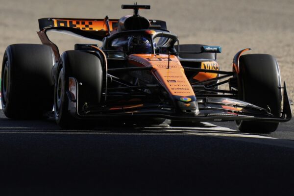 Oscar Piastri durante le prove libere del Gp di Suzuka in Giappone ad aprile 2025
