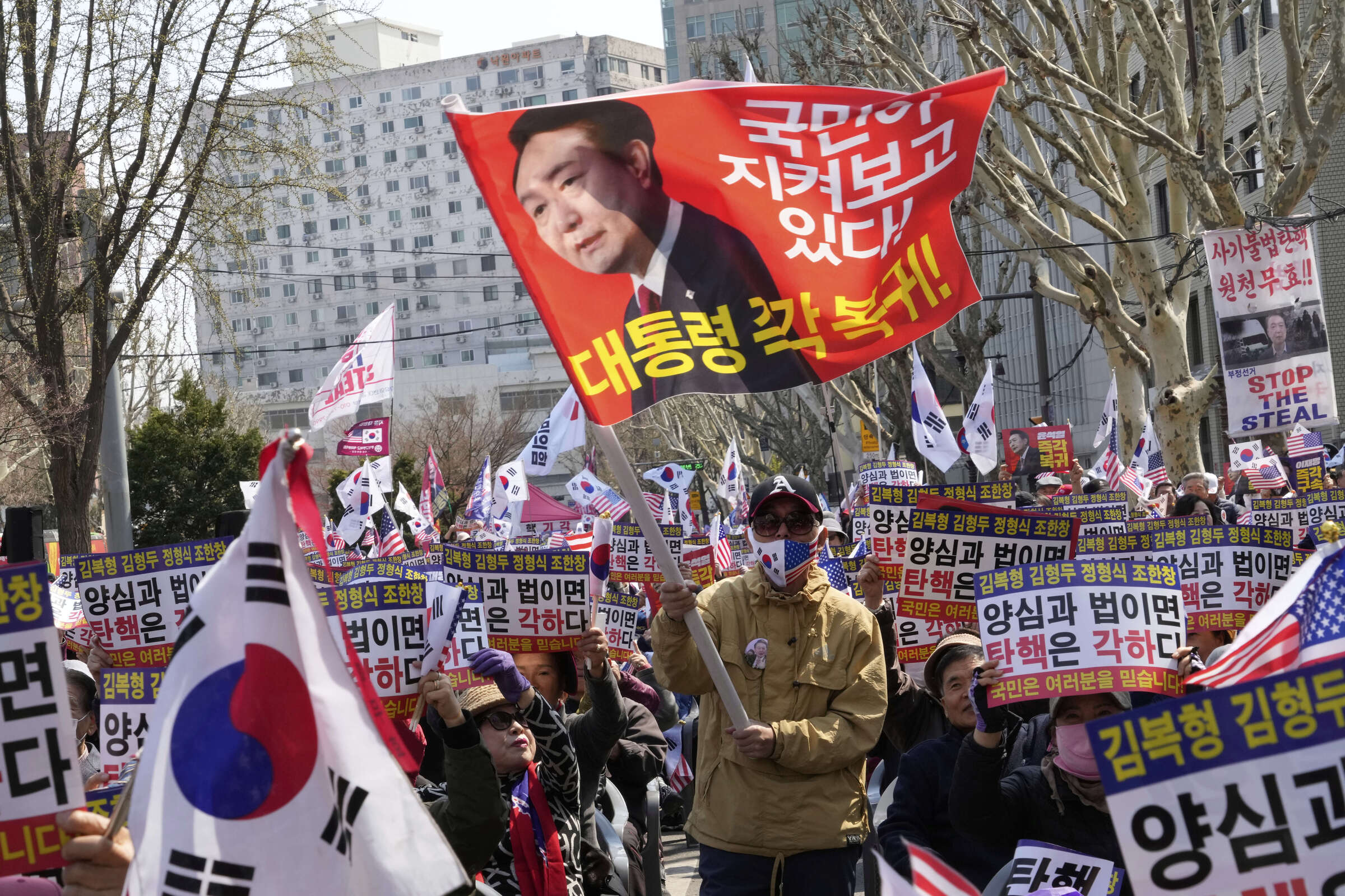 Sud Corea, destituito il presidente Yoon: “Ha violato la Costituzione”