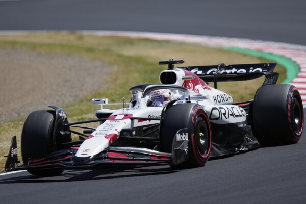 F1, Gp Giappone 2025: Verstappen in pole position, quarto Leclerc