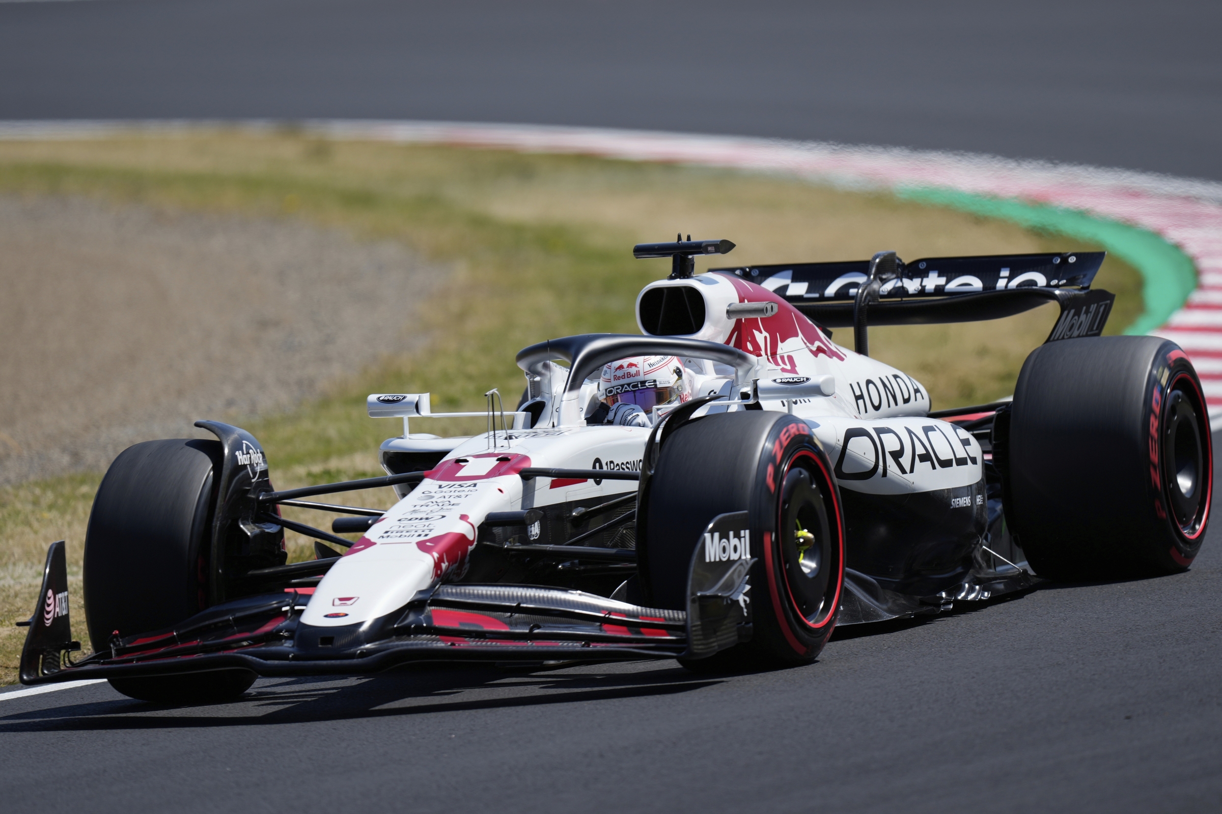 F1, Gp Giappone 2025: Verstappen in pole position, quarto Leclerc