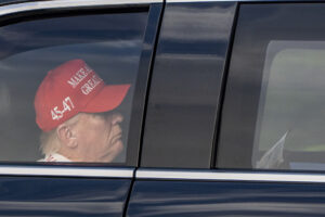 Il presidente americano Donald Trump legge il New York Post arrivando al suo campo da golf in Florida il 5 aprile, a due giorni dall'annuncio dei dazi sulle importazioni