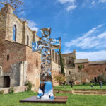 Giubileo 2025, Helidon Xhixha illumina l’Abbazia di San Galgano