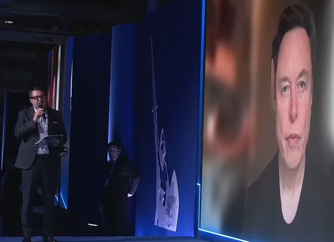 Congresso Lega, Musk in videocollegamento con Salvini: “Spero zero dazi in futuro”
