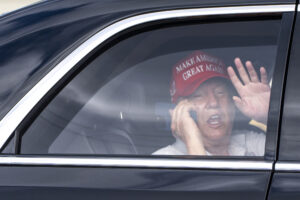Il presidente americano Donald Trump in macchina con un cappellino 'Make America Great Again'