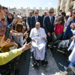 Papa Francesco arriva a sorpresa in piazza San Pietro: “Buona domenica a tutti”