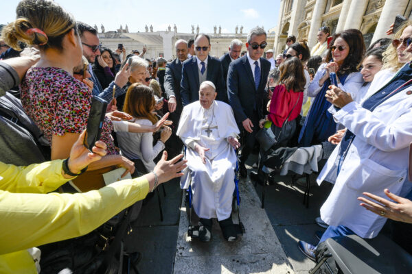 Papa Francesco arriva a sorpresa in piazza San Pietro: “Buona domenica a tutti”