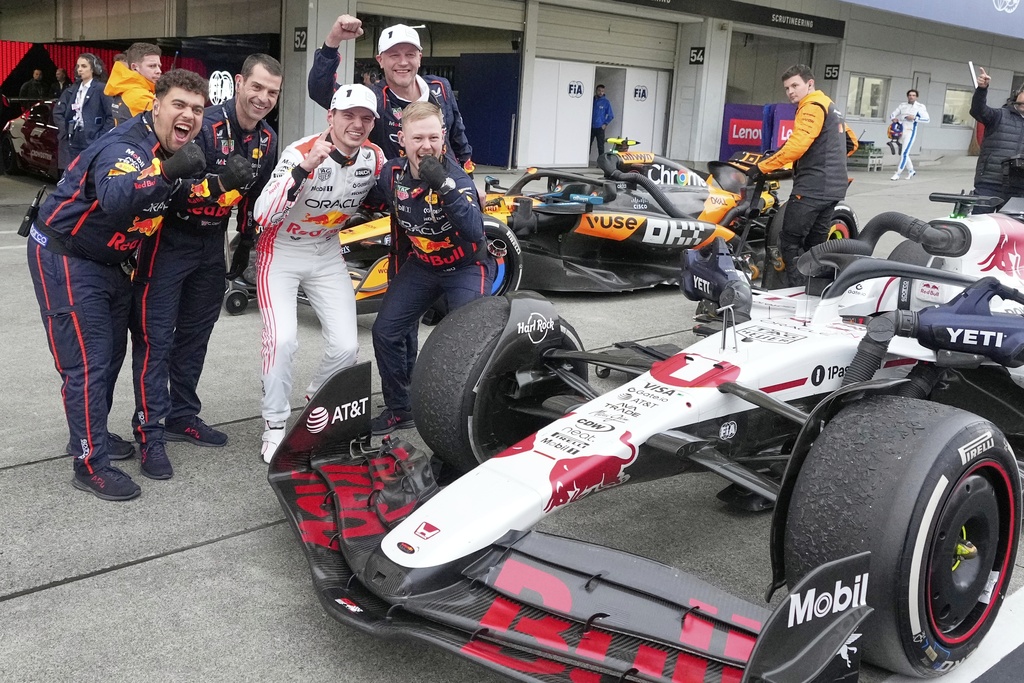 F1, Gp Giappone 2025, Verstappen trionfa a Suzuka davanti a Norris e Piastri