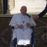 Papa Francesco arriva a sorpresa in Piazza San Pietro