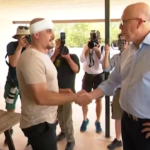Australia, leader opposizione colpisce accidentalmente cameraman con un pallone