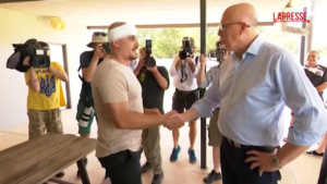 Australia, leader opposizione colpisce accidentalmente cameraman con un pallone