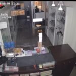 Ancona, sorpresi a rubare dopo spaccata in gioielleria: 2 arresti